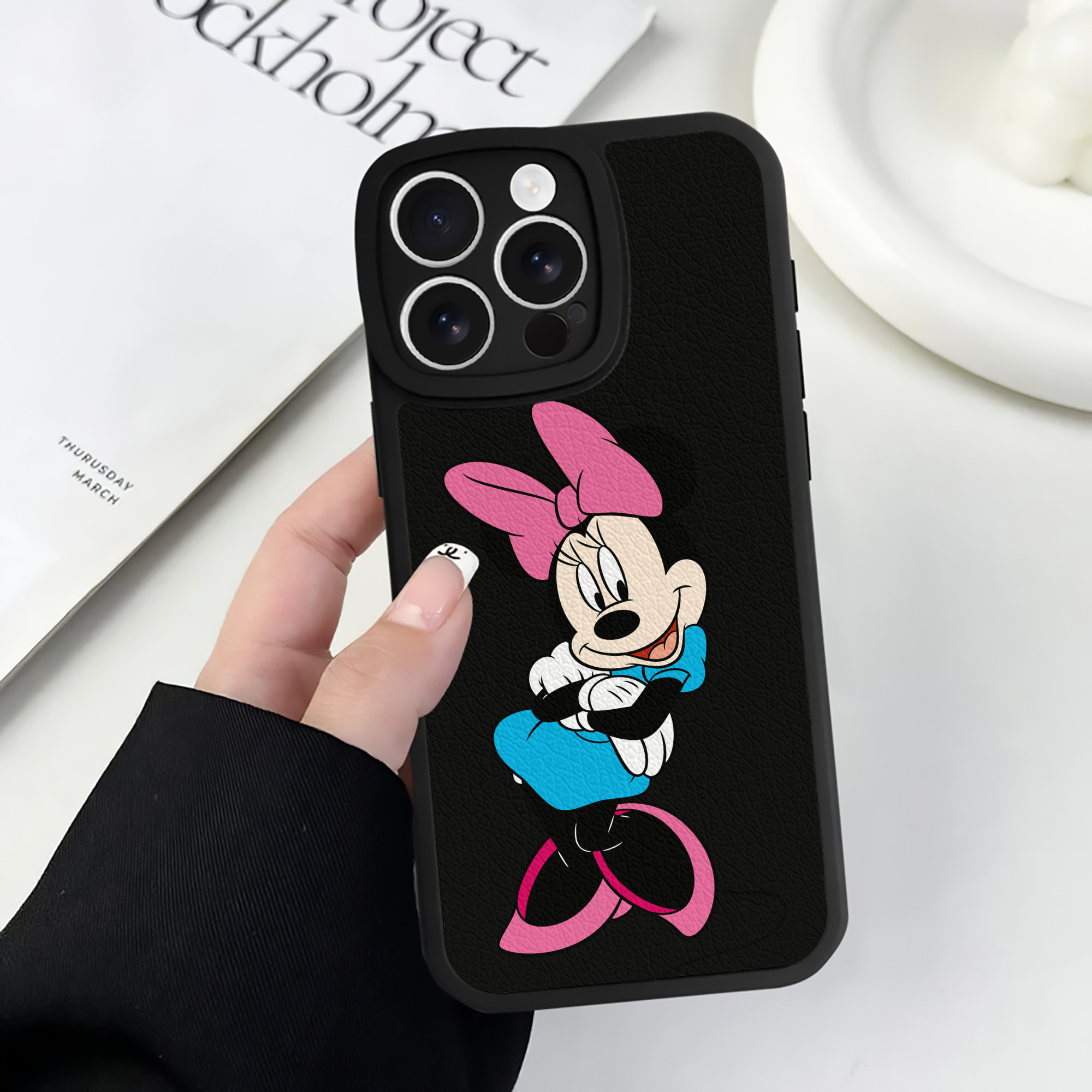 （画像用） ミッキーマウス Mickey Mouse 【iPhone 16シリーズ対応】シリコンスマホケース（レザー調） 材質：シリコン